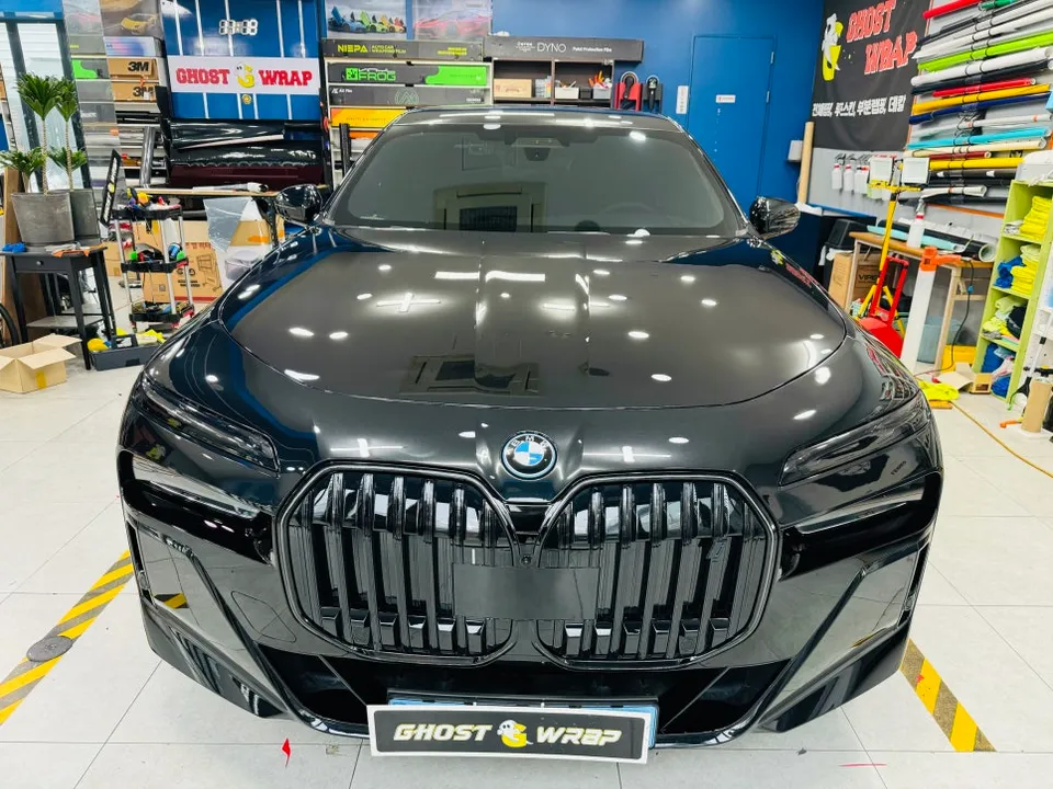 BMW i7のカーラッピング事例|レッド×ブラックのツートン 施工写真 3-1