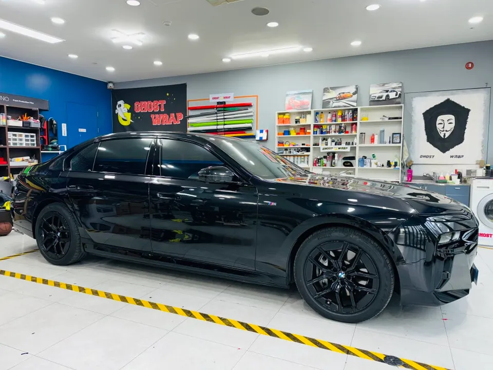 BMW i7のカーラッピング事例|レッド×ブラックのツートン 施工写真 1-2