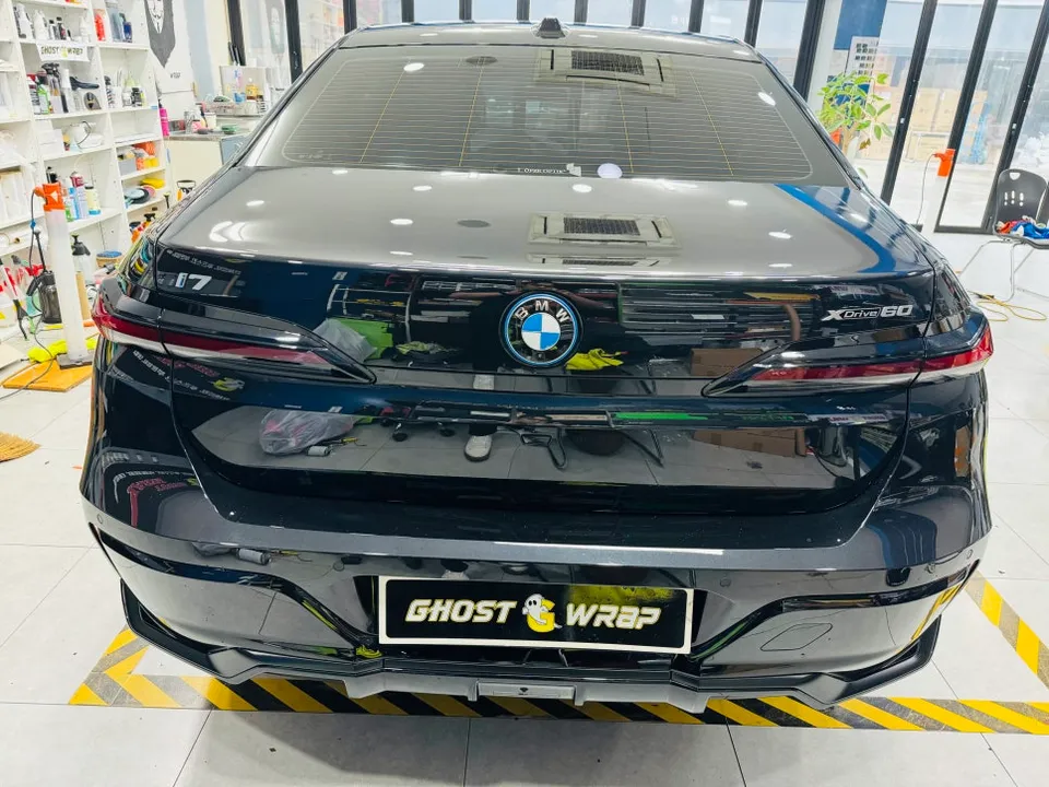 BMW i7のカーラッピング事例|レッド×ブラックのツートン 施工写真 2-2