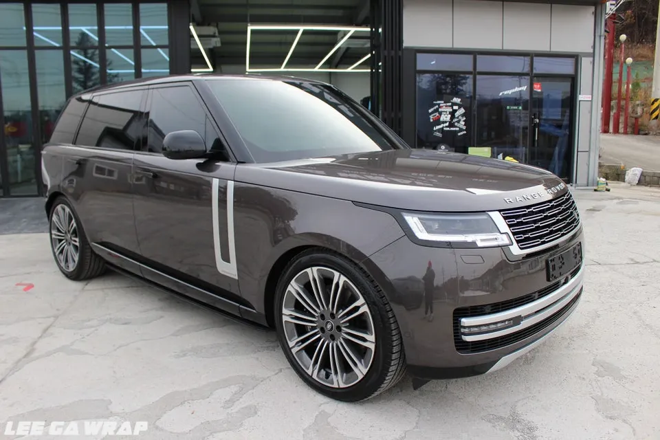Land Rover Vogueのカーラッピング事例|ブラックパックで高級感をアップ 施工写真 2-1