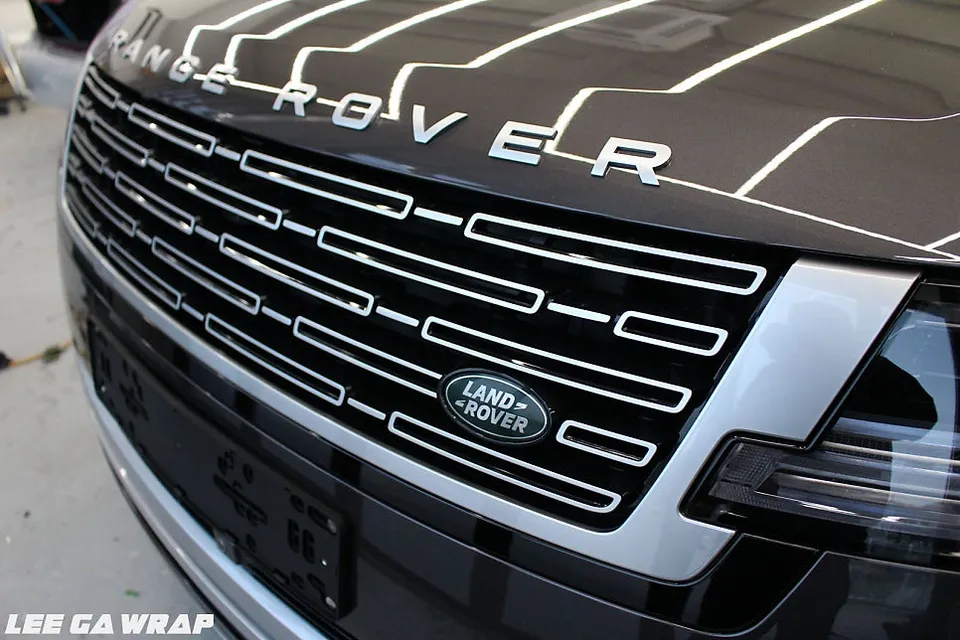 Land Rover Vogueのカーラッピング事例|ブラックパックで高級感をアップ 施工写真 3-2
