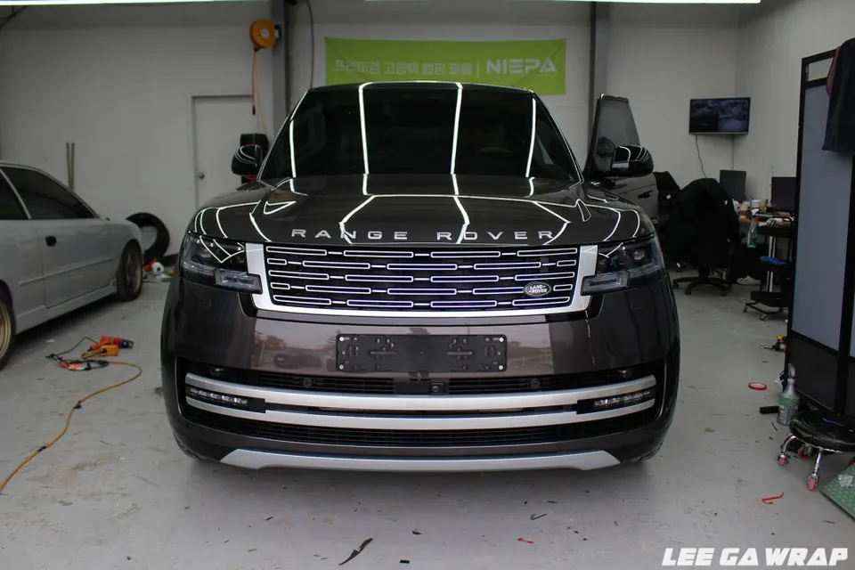 Land Rover Vogueのカーラッピング事例|ブラックパックで高級感をアップ 施工写真 1-3