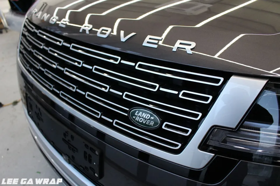 Land Rover Vogueのカーラッピング事例|ブラックパックで高級感をアップ 施工写真 3-3
