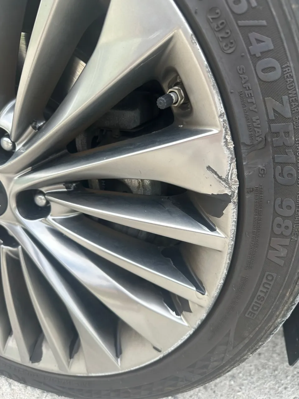 Kia K900のホイールリペア・塗装事例 施工写真 1-2
