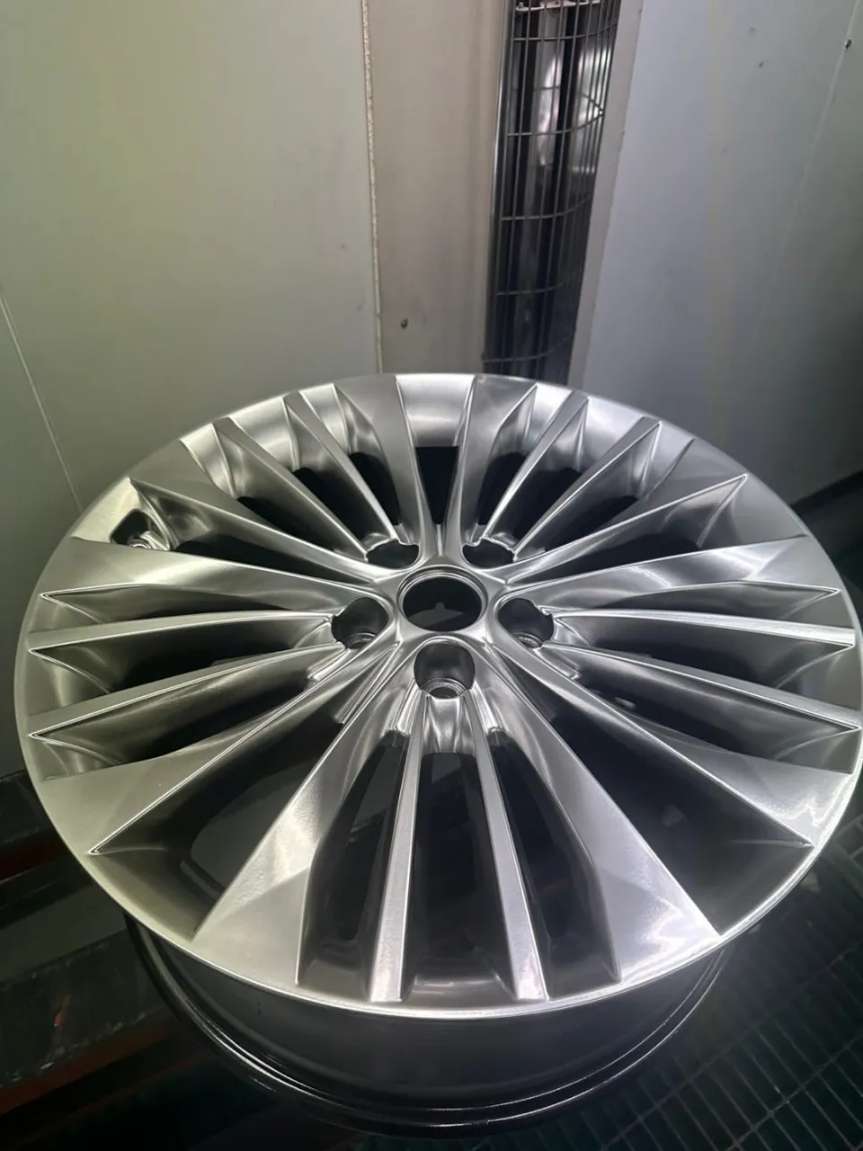 Kia K900のホイールリペア・塗装事例 施工写真 1-3