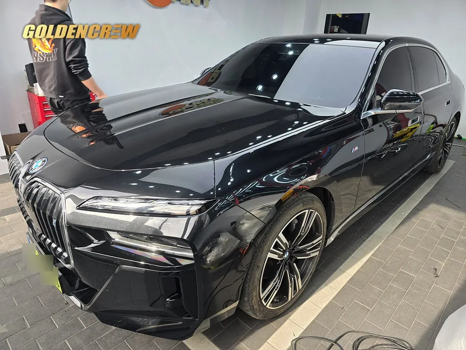 BMW i7 カーラッピング事例:サテンダークグレーで高級感をプラス 施工写真 2-1