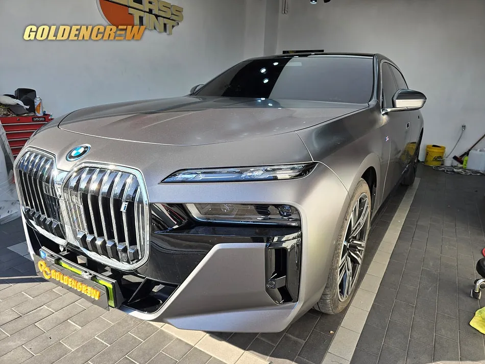 BMW i7 カーラッピング事例:サテンダークグレーで高級感をプラス 施工写真 3-1