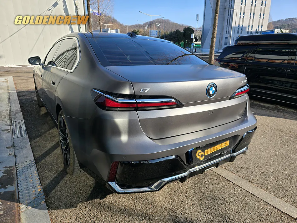 BMW i7 カーラッピング事例:サテンダークグレーで高級感をプラス 施工写真 2-2