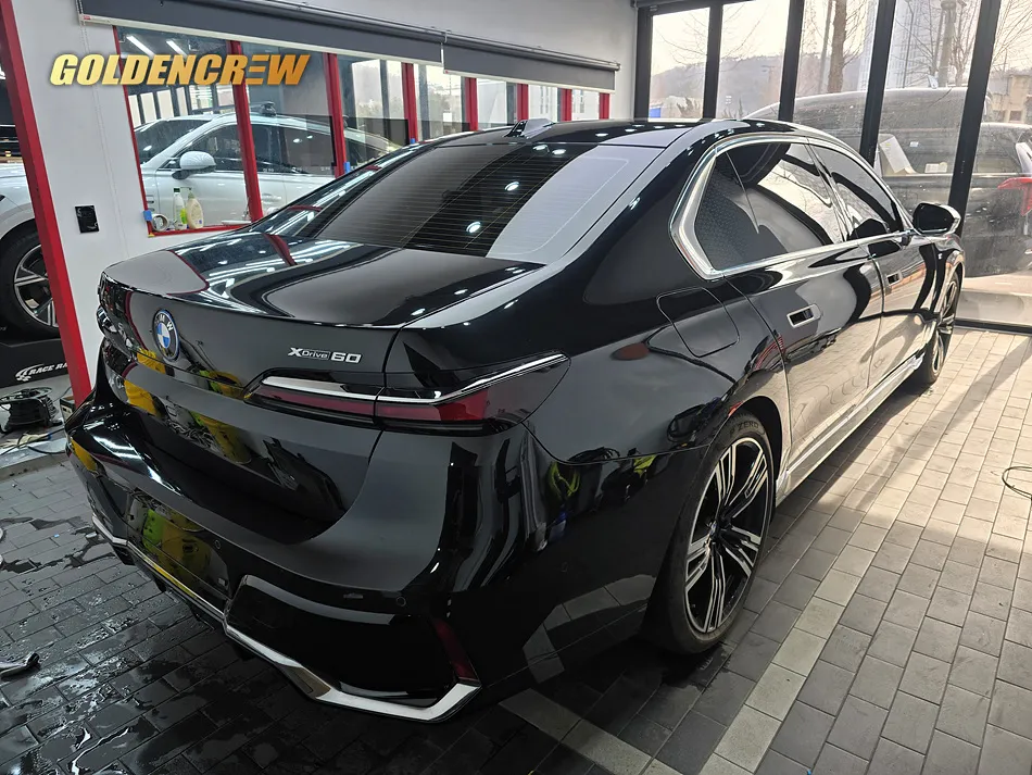 BMW i7 カーラッピング事例:サテンダークグレーで高級感をプラス 施工写真 3-2