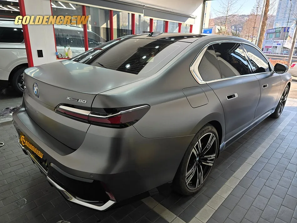 BMW i7 カーラッピング事例:サテンダークグレーで高級感をプラス 施工写真 1-3