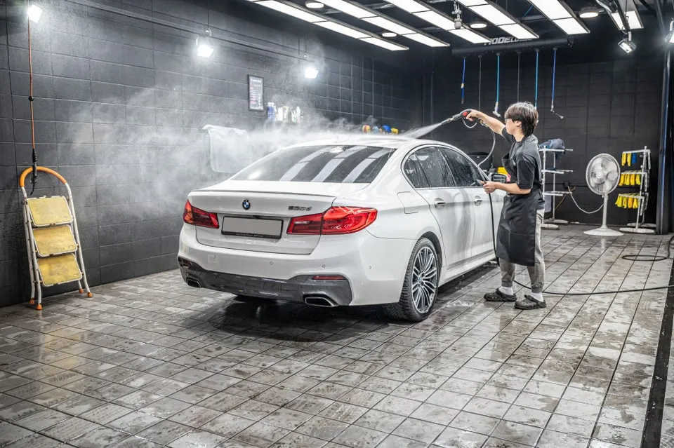 BMW 5 Seriesのガラスコーティング事例|費用目安と仕上がり 施工写真 2-3