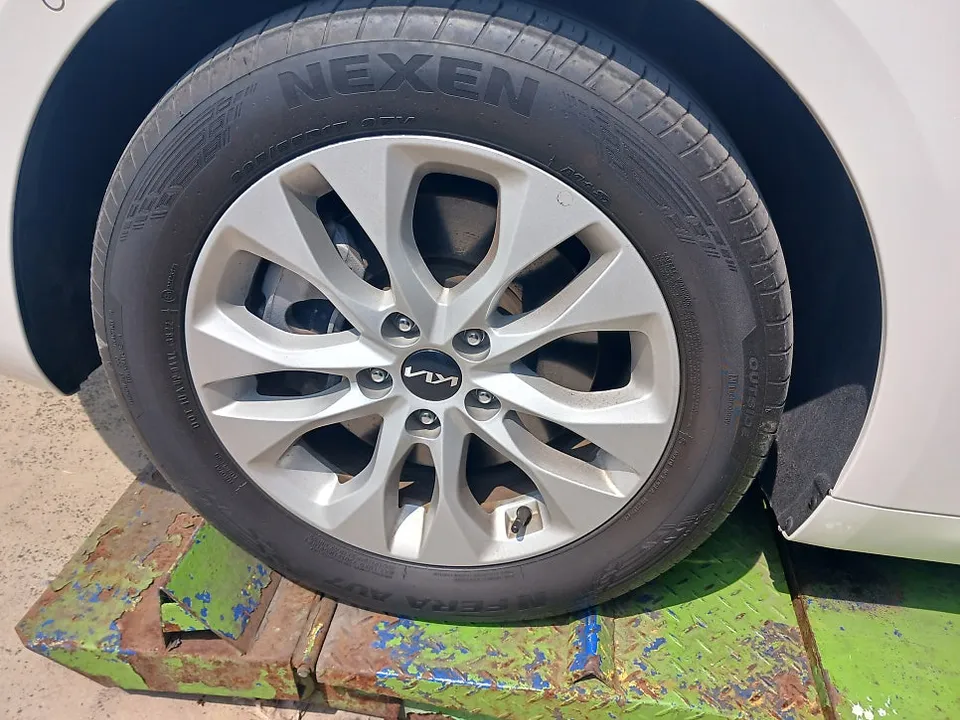 Kia K8のホイールリペア・塗装事例 施工写真 2