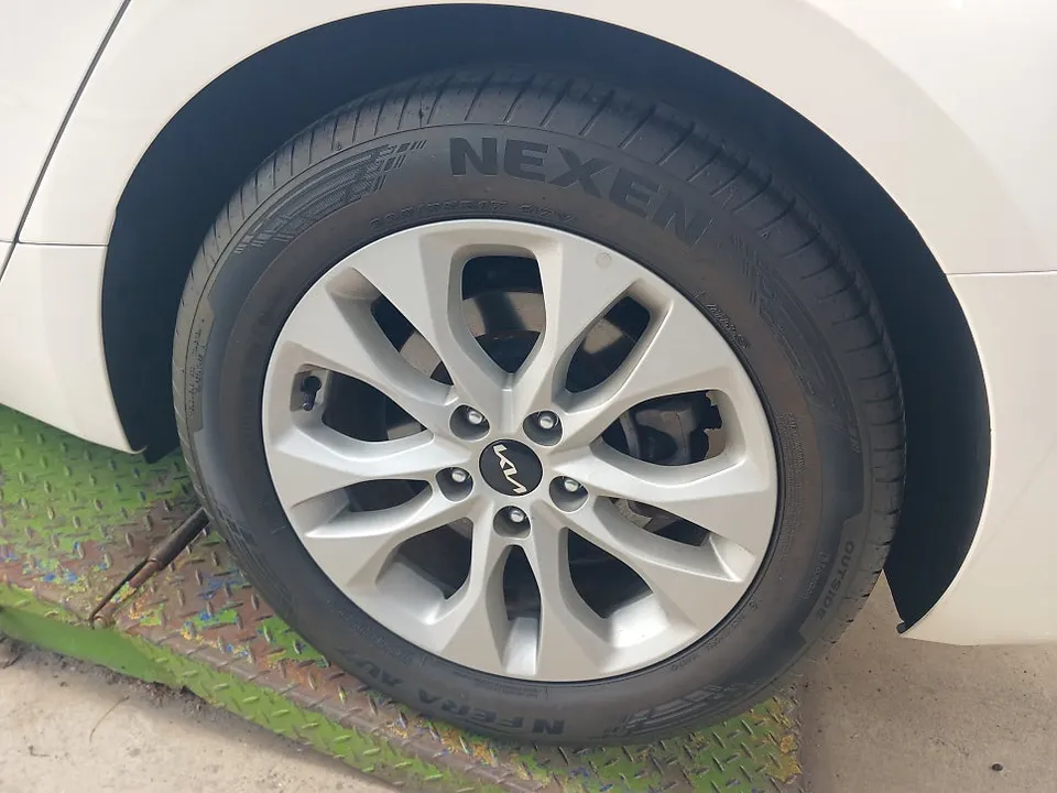 Kia K8のホイールリペア・塗装事例 施工写真 3