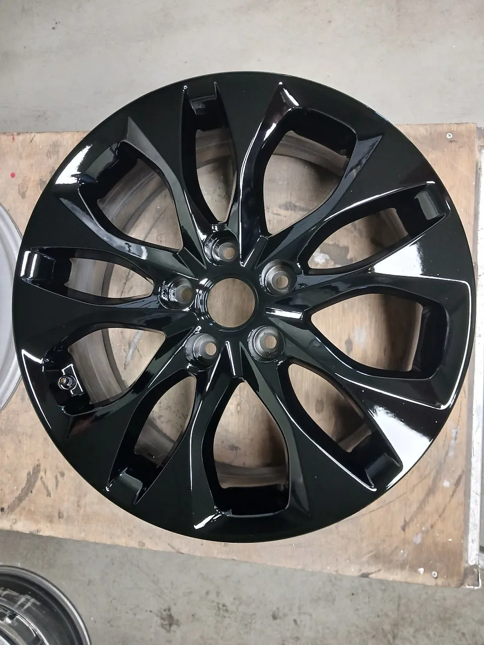 Kia K8のホイールリペア・塗装事例 施工写真 4