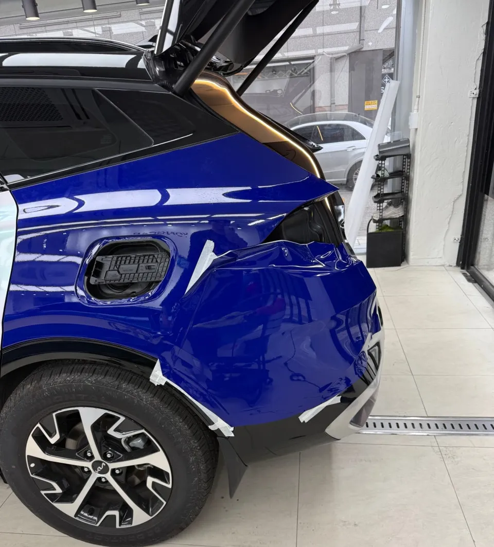 Kia Sportageのカーラッピング事例|高光沢オーシャンブルー 施工写真 2-1