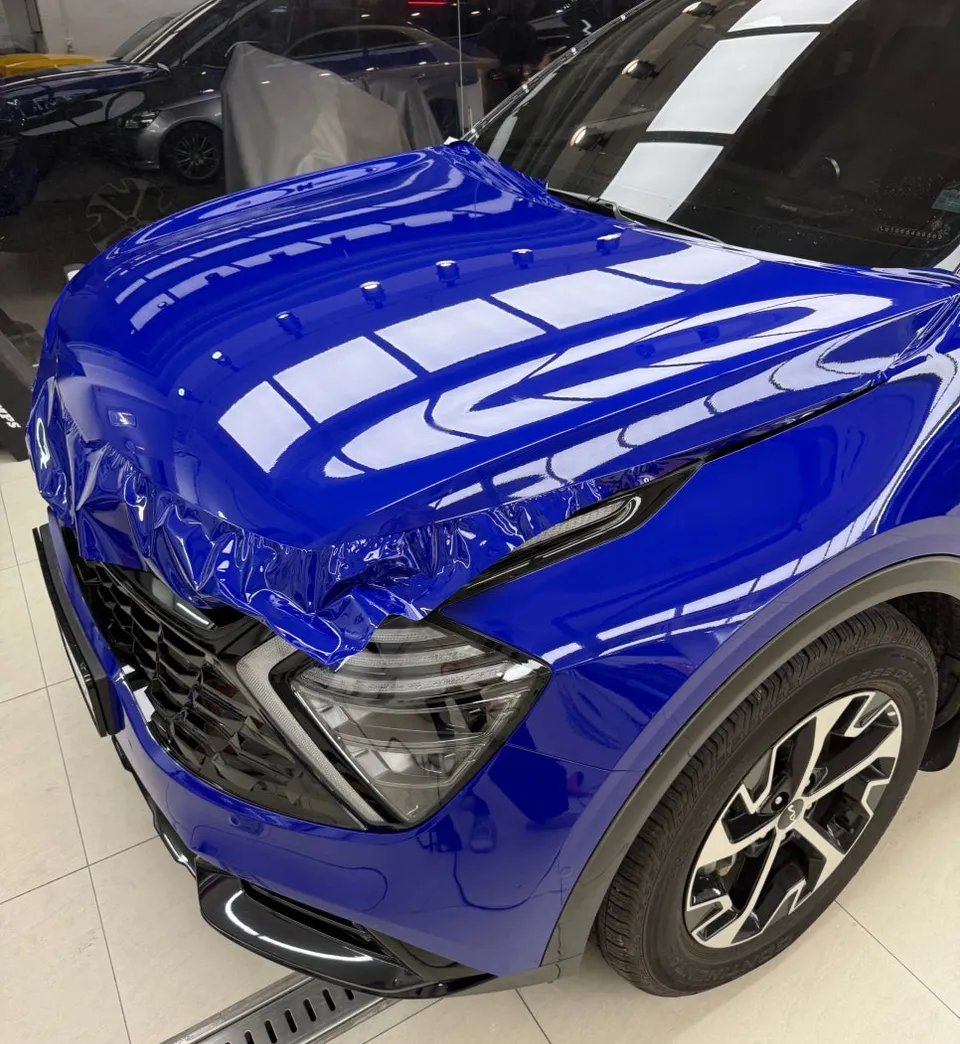 Kia Sportageのカーラッピング事例|高光沢オーシャンブルー 施工写真 1-2
