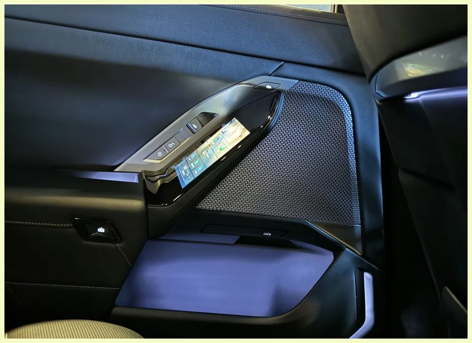 BMW 740D G70 ambient lighting - BMW 740D G70 Ambient Lighting Review — Enhanced Luxury for $850 photo 3