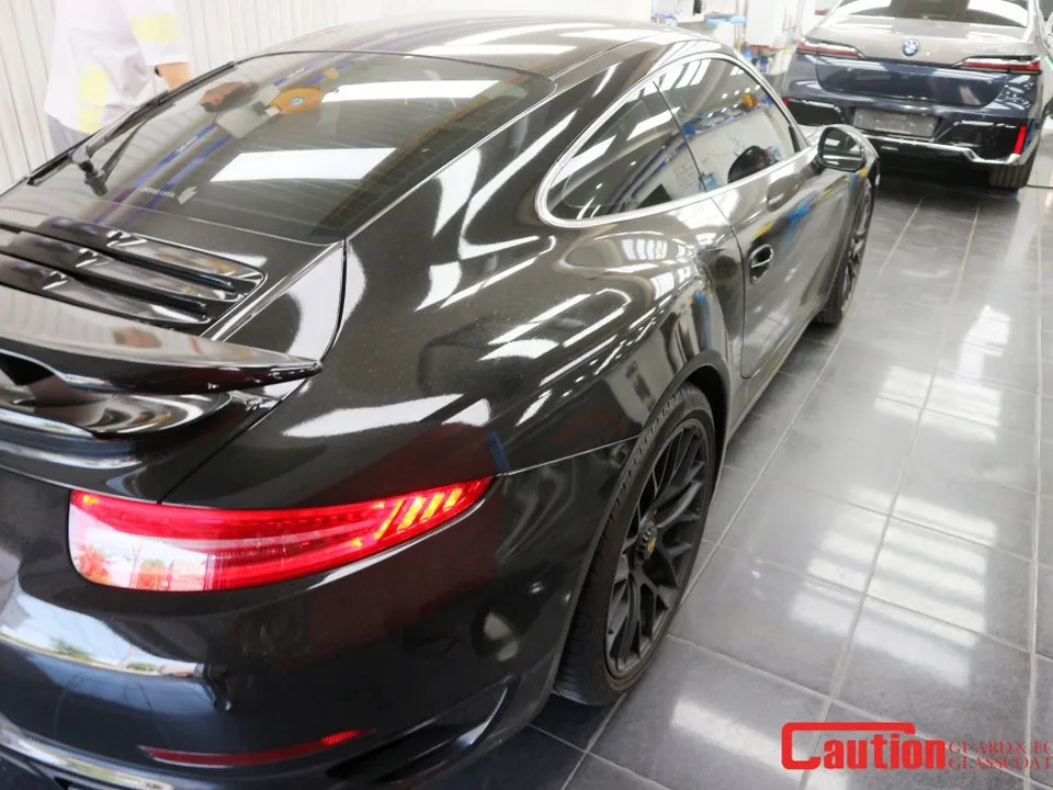 ポルシェ911のカーラッピング事例|費用目安と仕上がり 施工写真 2-1