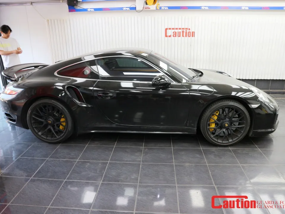 ポルシェ911のカーラッピング事例|費用目安と仕上がり 施工写真 3-1