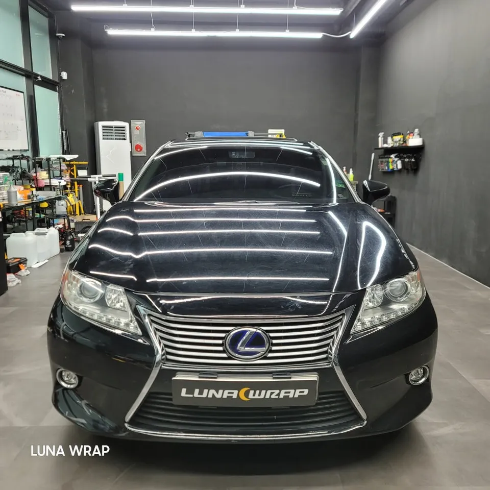 Lexus ES 300hのカーラッピング事例：パールホワイトへのイメージチェンジ 施工写真 2-1