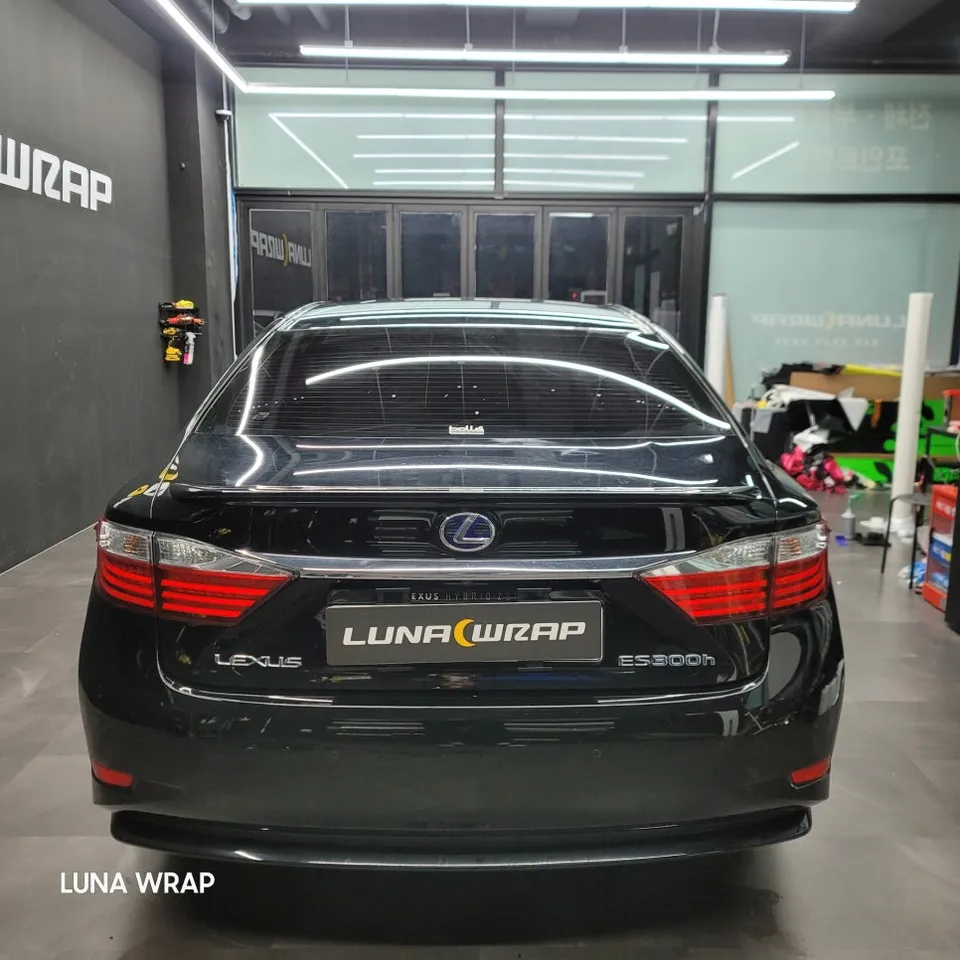 Lexus ES 300hのカーラッピング事例：パールホワイトへのイメージチェンジ 施工写真 3-1