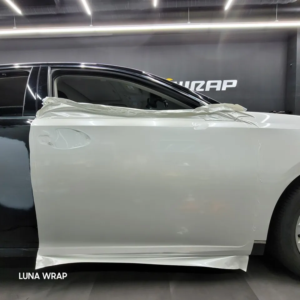 Lexus ES 300hのカーラッピング事例：パールホワイトへのイメージチェンジ 施工写真 2-2