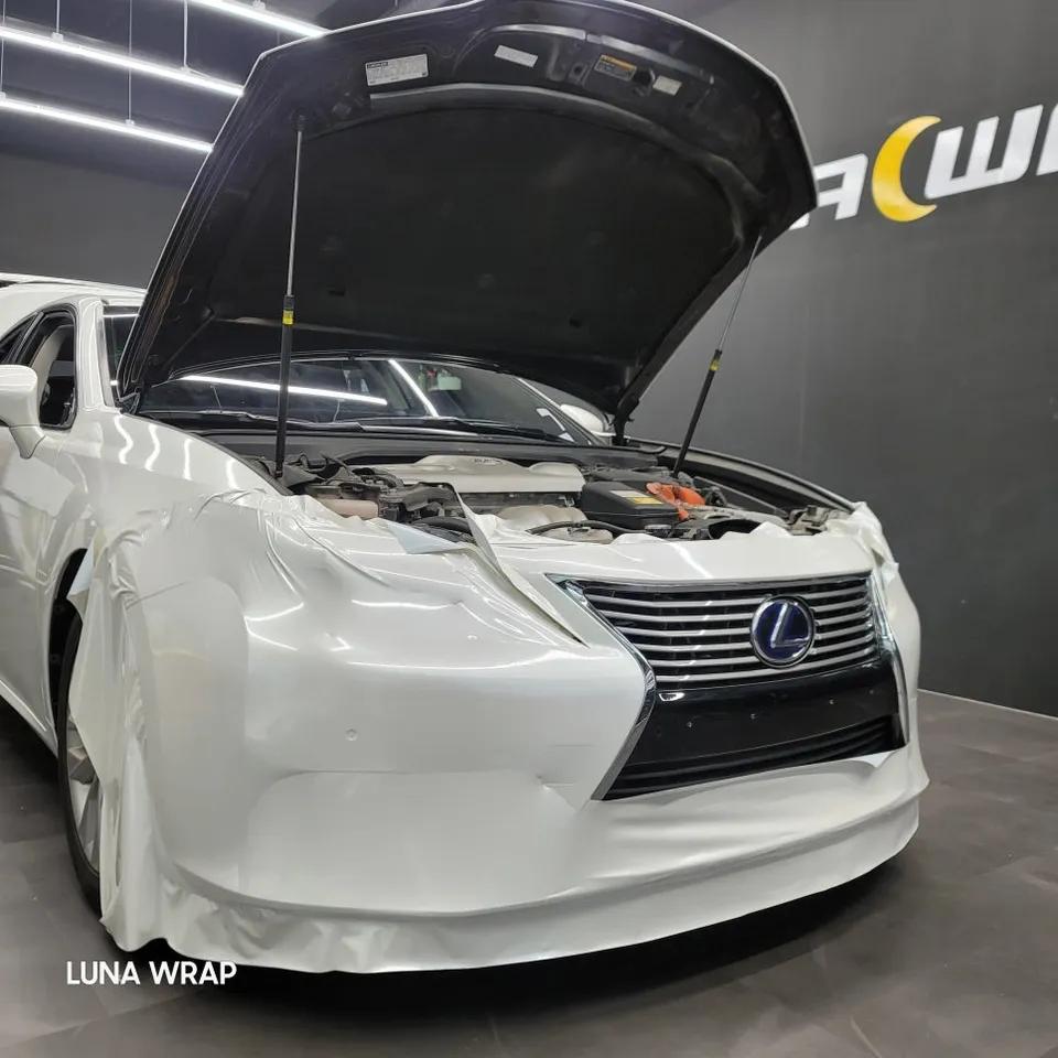 Lexus ES 300hのカーラッピング事例：パールホワイトへのイメージチェンジ 施工写真 4-2