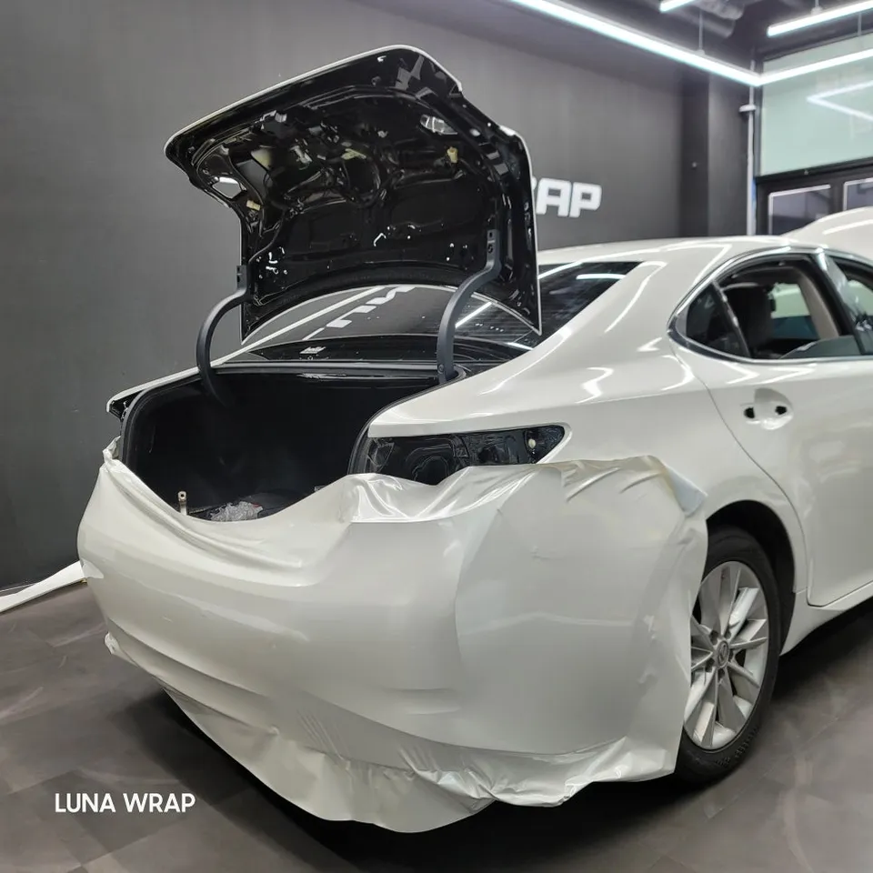 Lexus ES 300hのカーラッピング事例：パールホワイトへのイメージチェンジ 施工写真 1-3