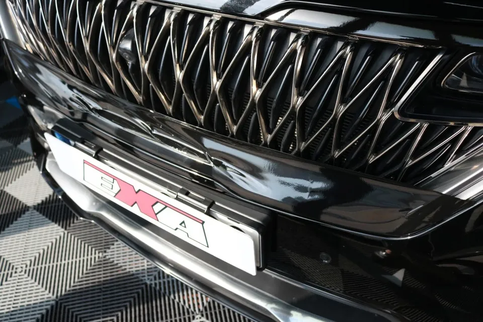 Kia Carnival KA4のカーラッピング事例：クローム除去で高級感UP 施工写真 3-1