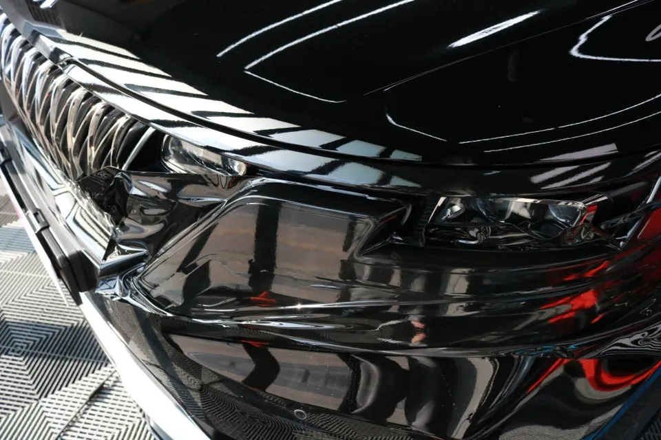 Kia Carnival KA4のカーラッピング事例：クローム除去で高級感UP 施工写真 4-1