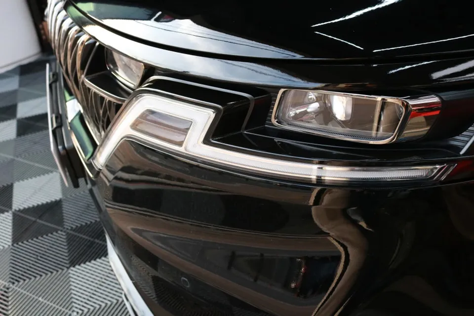 Kia Carnival KA4のカーラッピング事例：クローム除去で高級感UP 施工写真 2-2