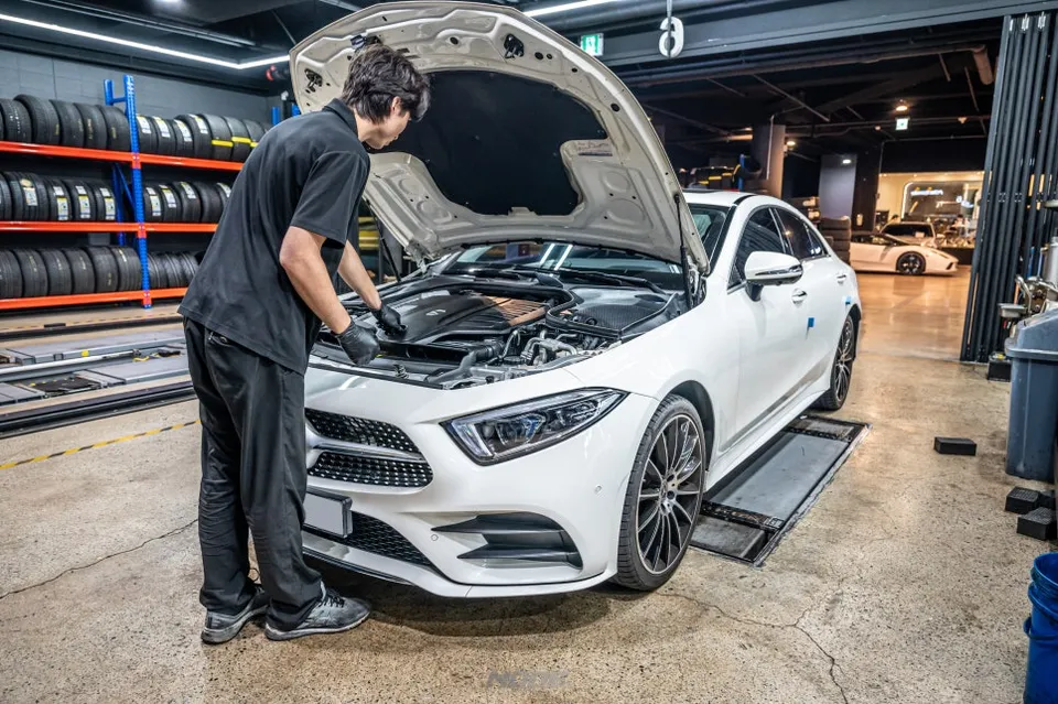 Mercedes-Benz CLS ambient lighting installation result