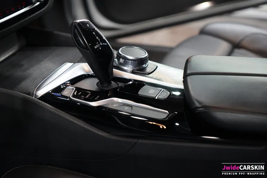 BMW 5 Series G30のPPF施工事例｜内装保護の費用目安 施工写真 2-3