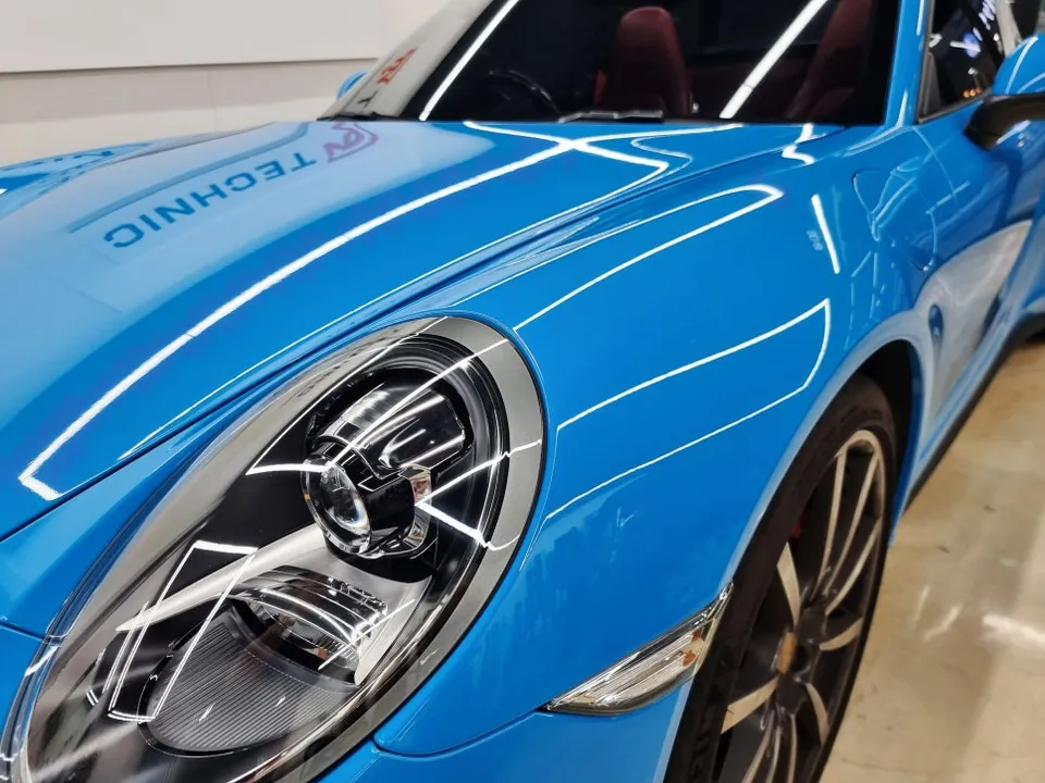 ポルシェ 911 Targaのカーラッピング事例|高光沢フィルム 施工写真 1-2