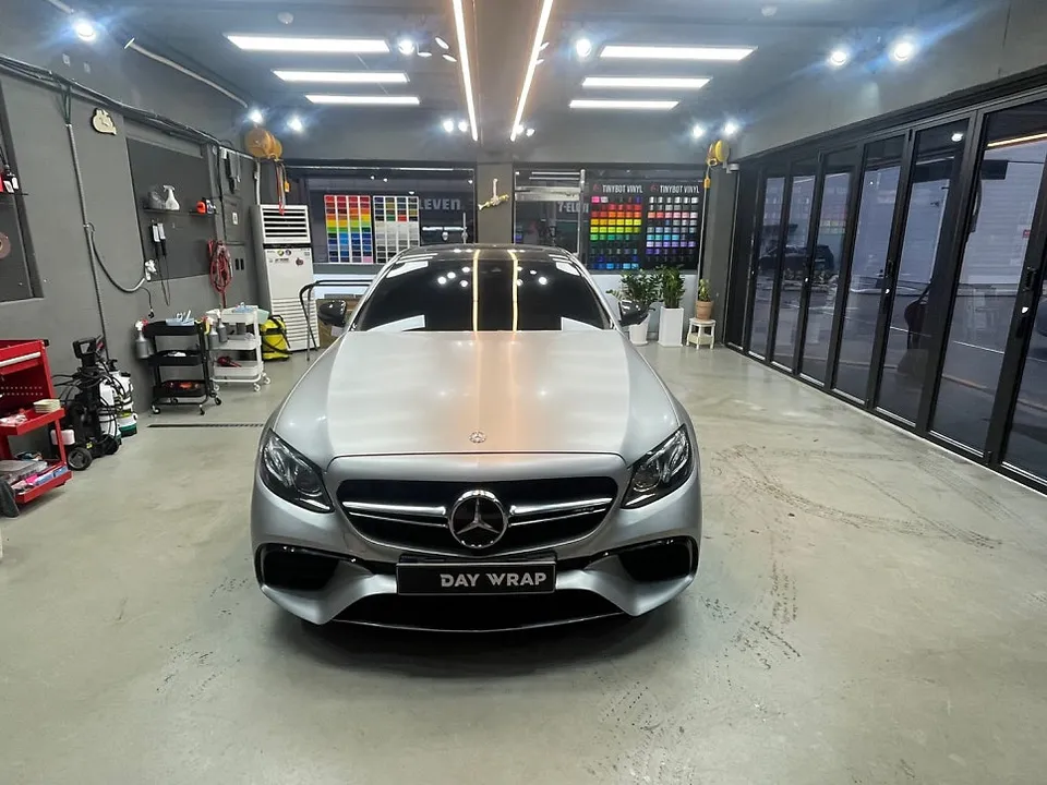 Mercedes-Benz Eクラスのカーラッピング事例|費用目安・仕上がり 施工写真 2-2