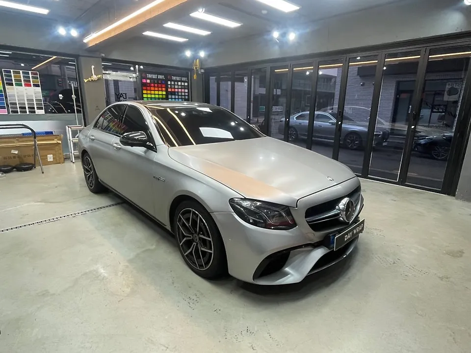 Mercedes-Benz Eクラスのカーラッピング事例|費用目安・仕上がり 施工写真 1-3