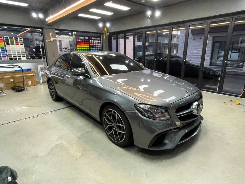 Mercedes-Benz Eクラスのカーラッピング事例|費用目安・仕上がり 施工写真 2-3