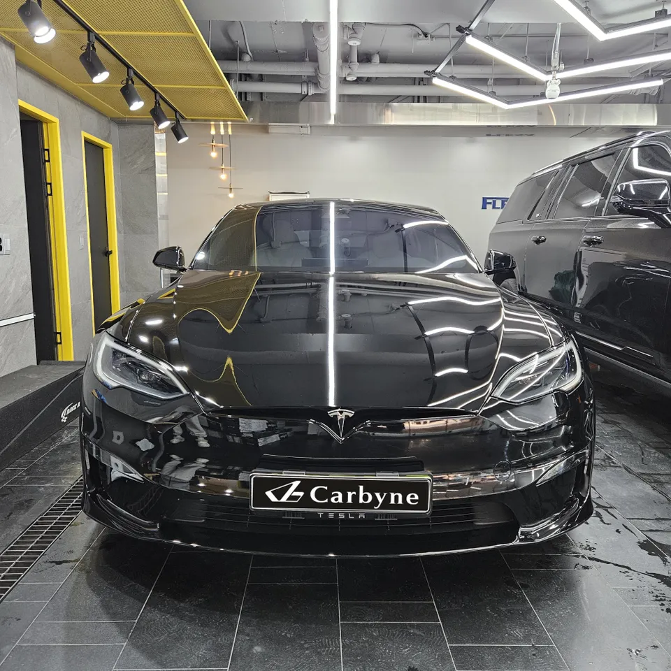 Tesla Model SのPPF施工事例：黒色ボディの保護 施工写真 2-2
