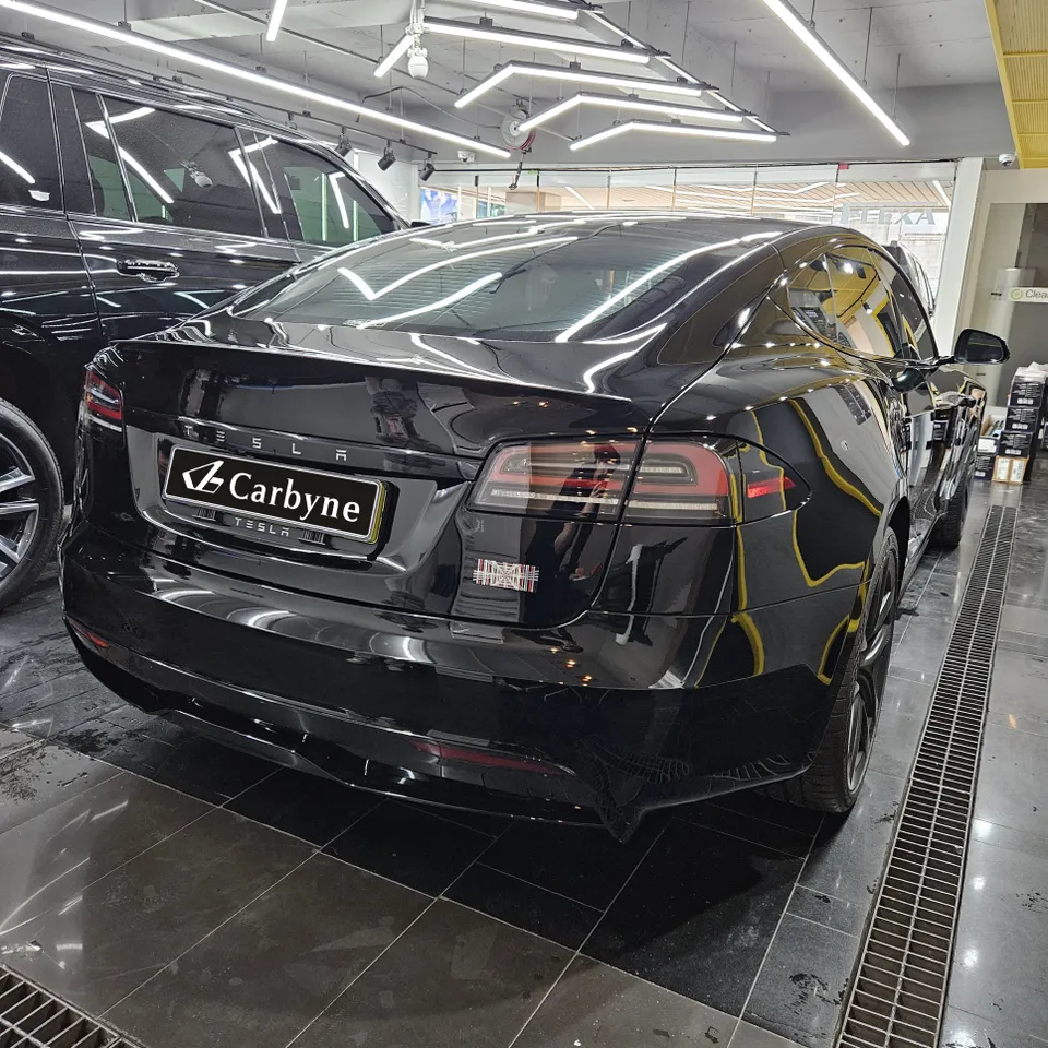 Tesla Model SのPPF施工事例：黒色ボディの保護 施工写真 1-3