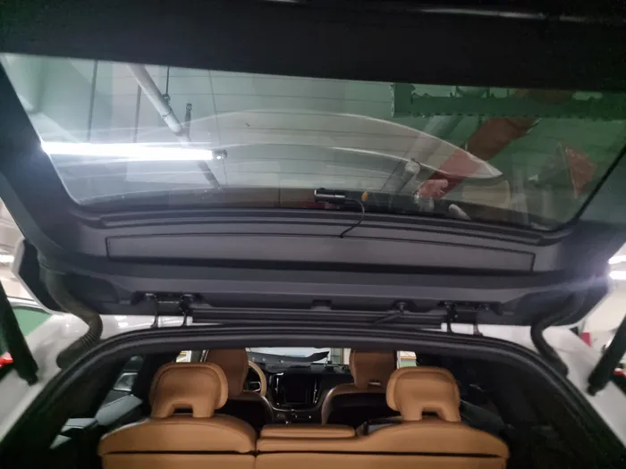 Volvo XC60のドライブレコーダー取付事例 施工写真 1-2
