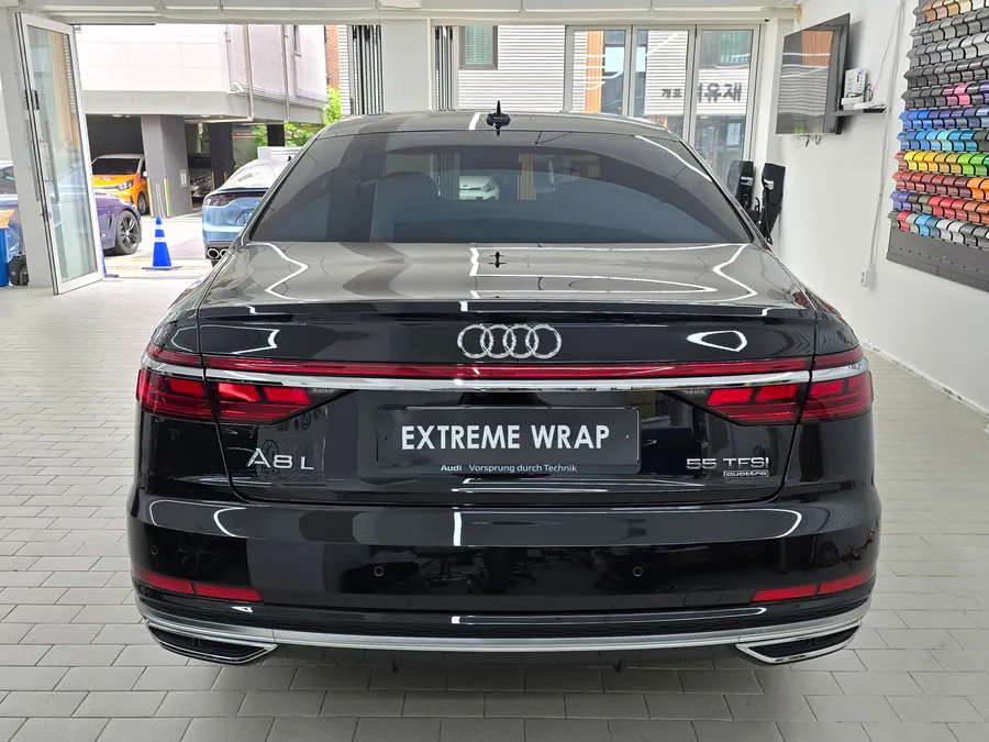 Audi A8のカーラッピング事例|クロームパーツをブラック化 施工写真 2-1