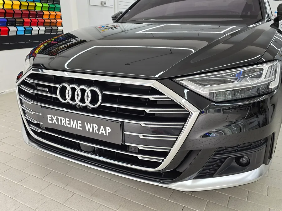 Audi A8のカーラッピング事例|クロームパーツをブラック化 施工写真 3-1