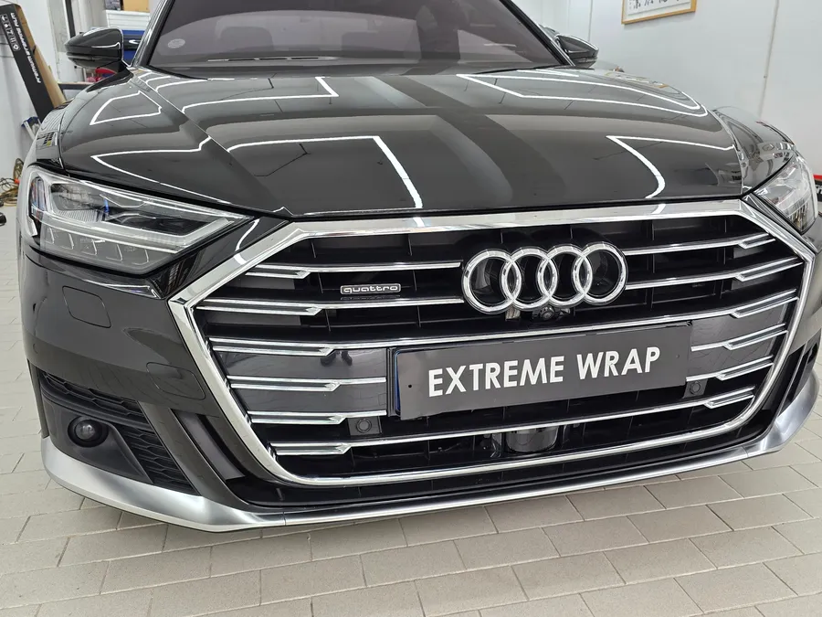 Audi A8のカーラッピング事例|クロームパーツをブラック化 施工写真 1-2