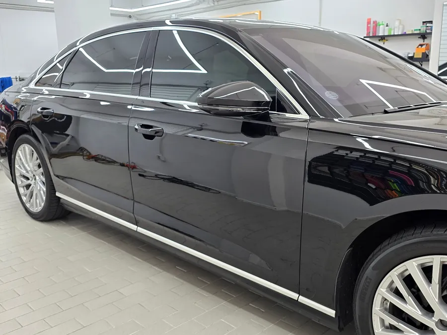 Audi A8のカーラッピング事例|クロームパーツをブラック化 施工写真 3-2