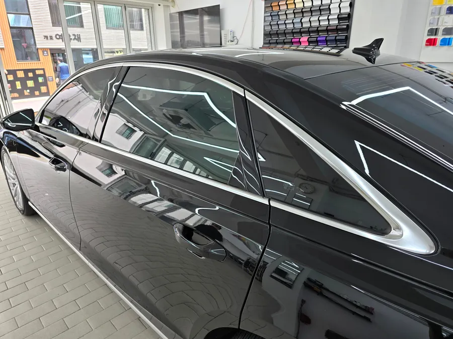 Audi A8のカーラッピング事例|クロームパーツをブラック化 施工写真 1-3