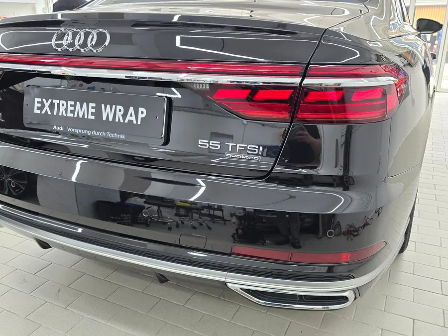 Audi A8のカーラッピング事例|クロームパーツをブラック化 施工写真 2-3