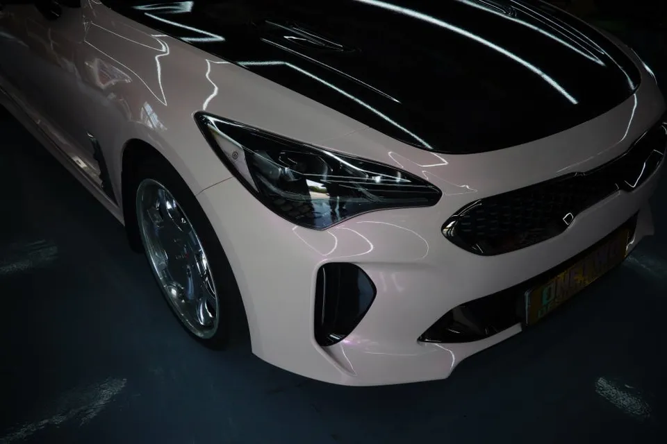 Kia Stingerのカーラッピング事例|高光沢ベイビーピンク 施工写真 2-1