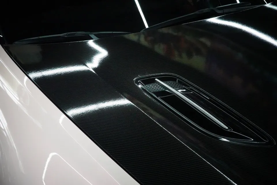Kia Stingerのカーラッピング事例|高光沢ベイビーピンク 施工写真 3-1