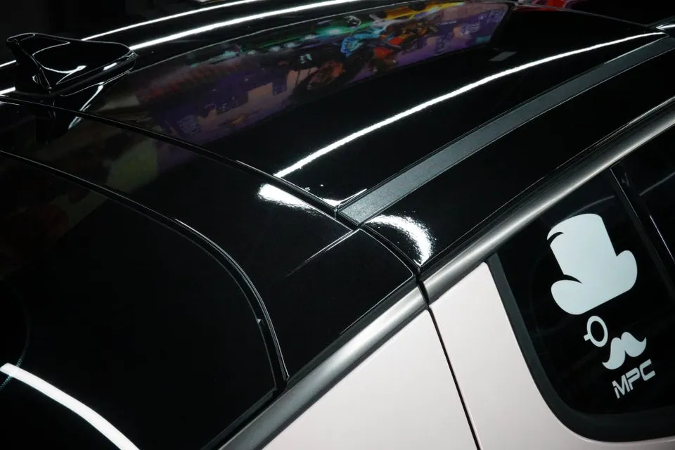 Kia Stingerのカーラッピング事例|高光沢ベイビーピンク 施工写真 2-2