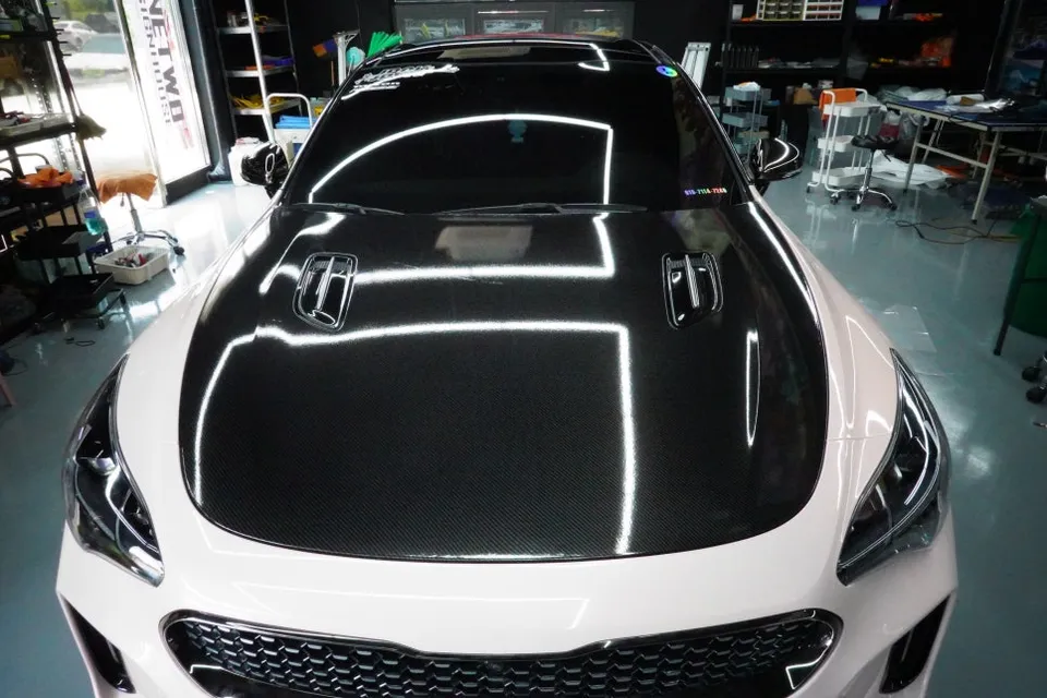 Kia Stingerのカーラッピング事例|高光沢ベイビーピンク 施工写真 3-2